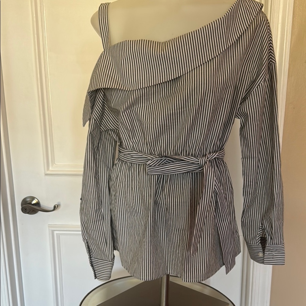 Romeo & Juliet Couture Gray Long Sleeve Asymmetrical Tie Front Shirt